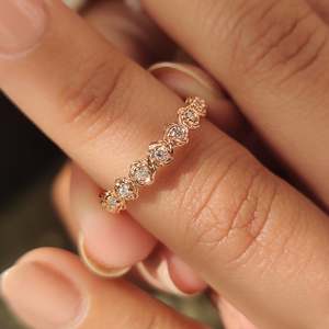 Bague de mariage ronde inspirée de la nature avec un design floral - Product Image 2