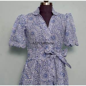 Robes midi décontractées en tricot à col en V de style Kangoura pour femmes, imprimé floral, décoration boutonnée, 100 % coton, lavables et écologiques, par un créateur indien - Product Image 4