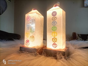 Lampe de tour en sélénite naturelle en gros avec lampes à symbole à 7 chakras Pierre de tour de haute qualité et bonne finition utilisée pour la décoration intérieure - Product Image 4