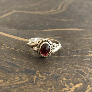 Bijou de créateur en grenat plaqué or 14 carats (2,8 grammes) serti clos, idéal pour le quotidien et les mariages, avec perle numéro - Product Image 1