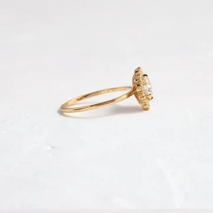 แหวนเพชรมออิสซาไนท์ทรงกลมดีไซน์ลายดอกไม้สีทอง18K สำหรับผู้หญิง - Product Image 5