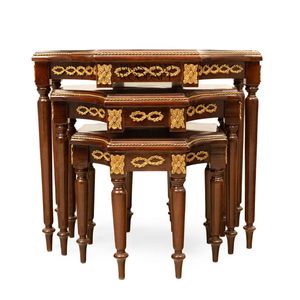 Ensemble de tables de service gigognes classiques de luxe en bois avec design octogonal et accents décoratifs dorés sculptés à la main - Product Image 6