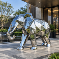 Sculpture d'éléphant en acier inoxydable facetté avec un tronc abaissé et des panneaux effet miroir pour la décoration paysagère extérieure