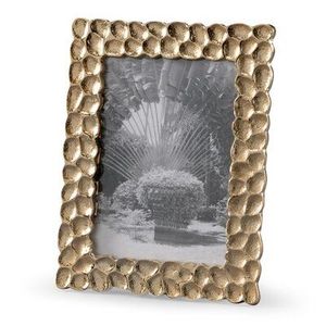Cadre photo en métal de qualité supérieure, conçu pour une présentation élégante sur table, améliorant la décoration intérieure avec un attrait décoratif intemporel - Product Image 2