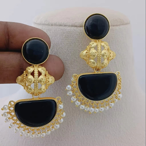 Ensemble de boucles d'oreilles goutte de Temple croissant semi-circulaire finition en pierre Unique conception personnalisable mode produit en vrac en laiton fabriqué sur commande - Product Image 1