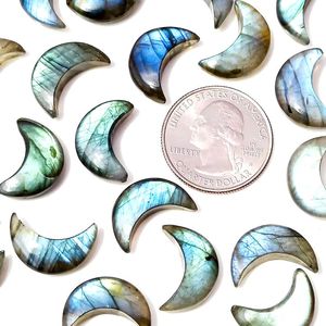 ลูกปัดแกะสลักรูปดวงจันทร์แลบราโดไรต์แกะสลักรูปพระจันทร์ด้วยมือ - Product Image 1