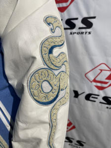 Chaquetas Varsity Personalizadas para Hombre, Chaqueta Bomber de Béisbol con Mangas de Cuero, Logotipo Bordado, Estilo Universitario, para Invierno - Product Image 3