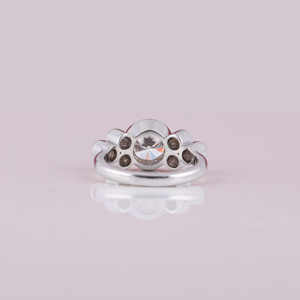 Anillo de compromiso de diamante cultivado en laboratorio de corte redondo de tres piedras personalizado, regalo de aniversario lujoso chapado en oro sólido de 14 quilates - Product Image 3