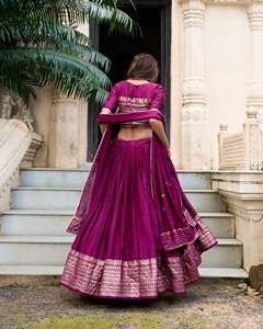 Lehenga choli ชุดปาร์ตี้ที่มีหลายสีที่กำหนดเองพิมพ์และเย็บปักถักร้อยด้วยมือ - Product Image 2