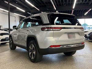 Grand Cherokee 4xe 4WD hybride SUV d'occasion 2024 avec sièges en cuir foncé, pneus R19 et volant à gauche - Product Image 5