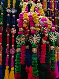 Guirnaldas de Pompones Multicolores, Decoraciones de Navidad, Año Nuevo, Lohri, Makar Sankranti, Decoración para Ceremonias de Sangeet y Mehandi - Product Image 2