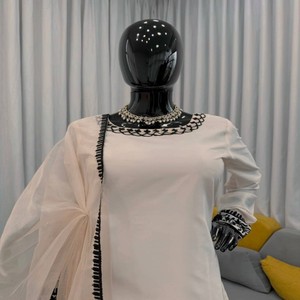 Conjunto Kurti Pantalón Dupatta VASTRA COTTAGE Premium con Bordado de Hilo y Encaje de Seda Organza, Completamente Cosido, Ropa Étnica de Diseñador - Product Image 2