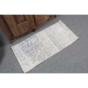 Petit tapis turc vintage de 1,4 x 2,8 pieds, tapis en laine blanc à pois - Product Image 2