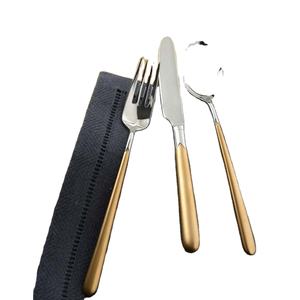 Ensemble de vaisselle de couverts en métal d'acier inoxydable de luxe avec le long manche conique rond poli d'or en métal en laiton - Product Image 1
