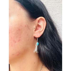 Boucles d'oreilles pendantes en turquoise de Kingman Navajo et argent sterling, bijoux culturels de collection, fabriquées à la main par des artisans - Product Image 2