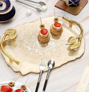 Plateau Rectangle Polyvalent en Résine Couleur Champagne avec Flocons d'Or et Poignée Dorée Élégante pour le Service, la Décoration et l'Utilisation de Cadeaux - Product Image 5