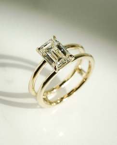 Bague de fiançailles Moissanite taille émeraude 12x8mm | Design solitaire à double bande | OEM de bijoux fins de mariage de mariée en or ou en argent - Product Image 1