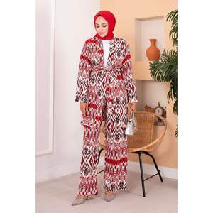 Hijab de viscosa roja con estampado étnico, conjunto modesto de 2 piezas - Product Image 4