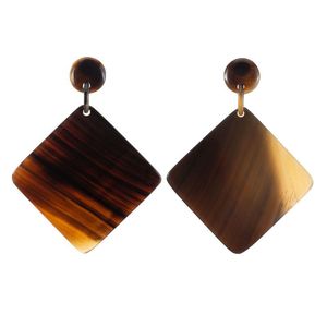 Boucles d'oreilles d'inspiration tribale en corne de buffle avec logo personnalisé Boucles d'oreilles contemporaines en corne de boeuf avec design minimaliste en corne - Product Image 6
