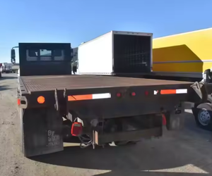 Camión de plataforma plana de 26 pies, cabina regular, usado, 2015, para uso internacional, WorkStar 7400, transmisión automática, volante a la izquierda, envío rápido - Product Image 3