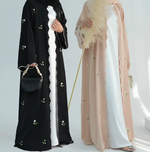 Abaya noire classique avec des manches transparentes à motifs d'arbres artistiques et un hijab. Disponible à prix de gros. - Product Image 3