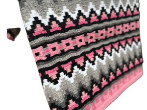 Almohadilla de montura western Ansh International de algodón con patrón azteca rosa, relleno de lana de Nueva Zelanda y forro polar para equitación - Product Image 3