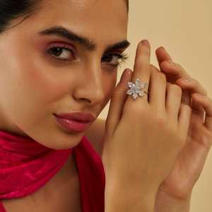 Bague tendance en acier inoxydable plaqué or 18 carats avec incrustation géométrique élégante pour les soirées - Product Image 1