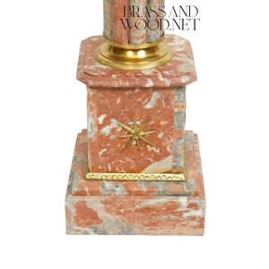 Pedestal de Mármol Rosa de Lujo con Columna Acanalada y Detalles Ornamentales de Latón - Product Image 5