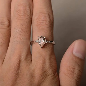 Anillo Solitario de Plata de Ley 925 con Diseño de Alas Vintage, Gema de Morganita Natural en Forma de Pera, Engaste de Garras para Cristianos - Product Image 3