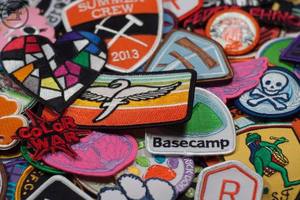 แผ่นป้ายปักแบบรีดบนผ้าแผ่นปะติดสำหรับติดเสื้อผ้าแผ่นติดโลโก้ที่กำหนดเองได้ป้าย3D ด้านหลัง - Product Image 2