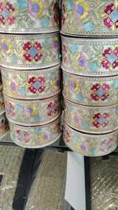 Fleurs sur mesure brodées de deux façons de couleurs dans des motifs floraux ethniques pour les vêtements de dames de 3 pouces de largeur - Product Image 2