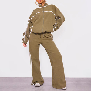 Ensemble de sweatshirts à capuche et de pantalons de survêtement légers et respirants pour femme Pantalon de survêtement évasé personnalisé 350Gsm et survêtement à capuche zippé - Product Image 1
