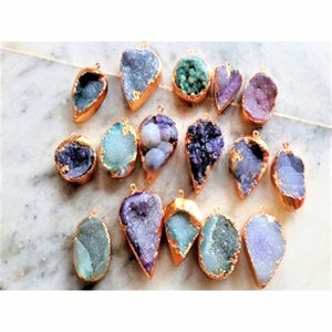 Venta al por mayor de colgantes de ágata electrochapados Druzy hechos a mano, artesanías de cristal con piedras preciosas, rocas de Reiki, minerales, regalo de Feng Shui, moda - Product Image 1