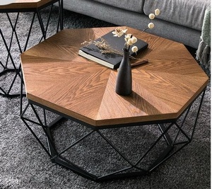 Table basse décorative en métal avec motifs découpés au laser ornés et un élégant plateau en verre trempé parfait pour les halls d'hôtel de luxe - Product Image 3