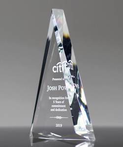Trophée en acrylique transparent en forme de triangle - Logo gravé durable personnalisable pour les événements d'entreprise, les promotions, les marques, le marketing - Product Image 6