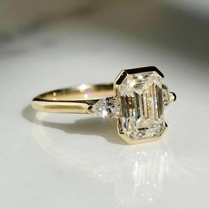 แหวนมอสซาไนต์เงินแท้ทรงวินเทจทันสมัย 1.75 กะรัต ทรงเอเมอรัลด์ 6x8 มม. ประดับด้วยพลอยทรงลูกแพร์ 2 เม็ดด้านข้าง ตัวเรือนแบบเบเซลเซ็ตติ้ง 3 เม็ด - Product Image 5