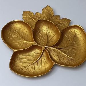 Serveur de fruits secs en aluminium fabriqué à la main avec trois compartiments connectés en forme de feuille en finition or antique conçu - Product Image 4