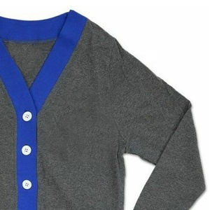 Suéteres de Punto Personalizados de Ganchillo, Unisex, Casuales de Invierno, con Botones Cubiertos, Cuello en V, Bordado y Patrón a Cuadros - Product Image 4