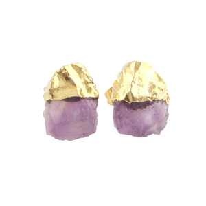 Boucles d'oreilles clous minimalistes en or 18 carats plaqué or, améthyste brute naturelle, pierre de naissance de février, bijoux tendance pour femmes - Product Image 1