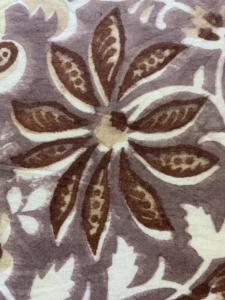 Tela de Algodón Estampada a Mano con Diseño Floral Botánico Tradicional - Product Image 2