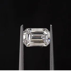 Élégante pierre précieuse en diamant blanc de laboratoire de forme émeraude pour créations de bijoux fins sur mesure - Product Image 3