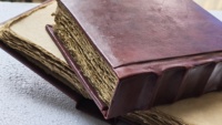 Harte, starre Lederjournale mit altem Look, papiere mit handgeschneiderten Kanten, Vintage-Antik-Stil, handgefertigte Notizbücher zum Schreiben und Skizzieren.