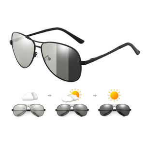 Occhiali <span class=keywords><strong>da</strong></span> <span class=keywords><strong>sole</strong></span> classici <span class=keywords><strong>da</strong></span> uomo di alta qualità in lega fotocromatica polarizzata montatura in metallo con <span class=keywords><strong>lenti</strong></span> Tac <span class=keywords><strong>grigie</strong></span> - Product Image 1