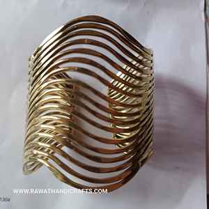 Bracelet jonc en acier inoxydable plaqué or 14 carats pour femme, motif géométrique classique, idéal pour les fêtes chrétiennes, par Rawat Handicrafts – Vente chaude - Product Image 1