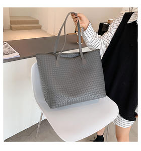 Sac fourre-tout tissé élégant et spacieux pour femme, avec poignées confortables pour le travail, les voyages et le shopping. - Product Image 5