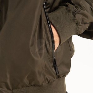 แจ็คเก็ตบอมเบอร์ลำลองผู้ชายไซส์ใหญ่คุณภาพสูงสำหรับฤดูหนาว สไตล์และโลโก้ด้านหน้าแบบกำหนดเองได้ - Product Image 4