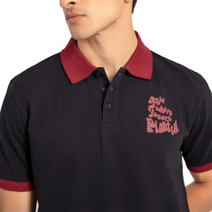 เสื้อโปโลผู้ชายแบบสั่งทำสีดำคอสีแดงเข้มและมีแขนเสื้อ - Product Image 3