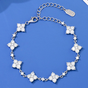 Pulsera Clásica de Plata de Ley 925 con Diseño de Flor y Hoja de Trébol, Cadena de Eslabones, Completamente Adornada con Moissanita VVS, Bañada en Rodio, Certificada por GRA - Product Image 1