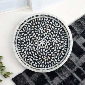 Bandeja con incrustaciones de hueso y resina hecha a mano Bandeja decorativa elegante para servir bebidas, aperitivos y regalos - Product Image 3