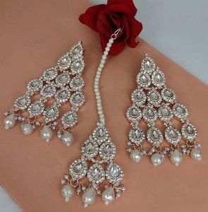 DERNIÈRE CONCEPTION INDIENNE TRADITIONNELLE ET À LA MODE AVEC BOUCLES D'OREILLES EN PERLES BOUCLES D'OREILLES CHANDELIER ENSEMBLE MANGTIKKA POUR FEMMES ET FILLES - Product Image 3